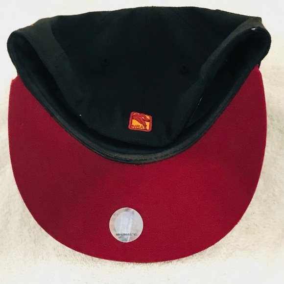 New Era's NBA Miami Heat Fitted Size 7 Black and Maroon Basketball Wool Cap - Picture 14 of 16